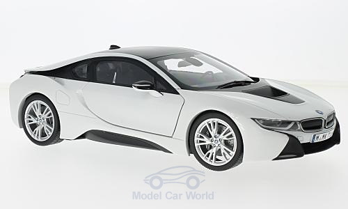Модель 1:18 BMW i8 - white/dark grey