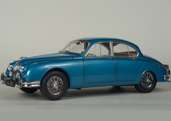 Модель 1:18 Daimler 250 V8 - Opal Silver blue