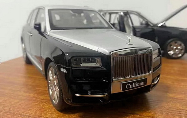 Модель 1:18 Rolls-Royce Cullinan - black/silver