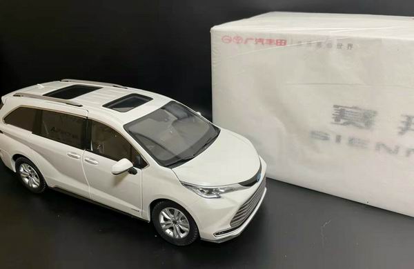 Toyota Sienna - white CPM18435 Модель 1:18
