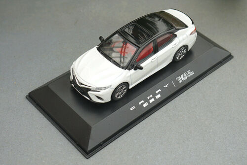 Модель 1:43 Toyota Camry Sport - white/black