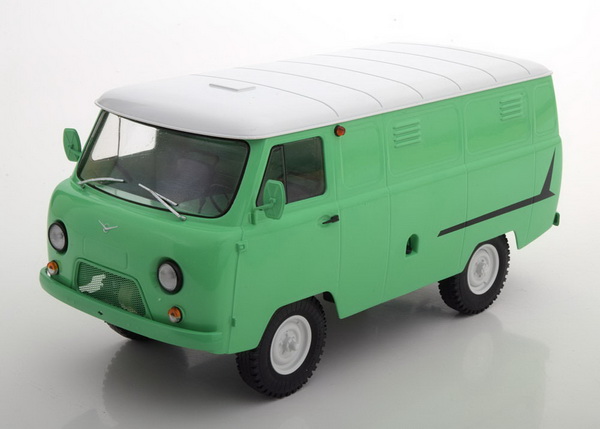 Модель 1:18 452 Delivery Van - light green/white