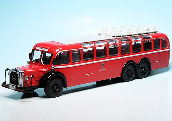 Модель 1:43 Mercedes Benz O 10000 Travelling Bus 