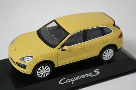 Модель 1:43 Porsche Cayenne S - sand yellow