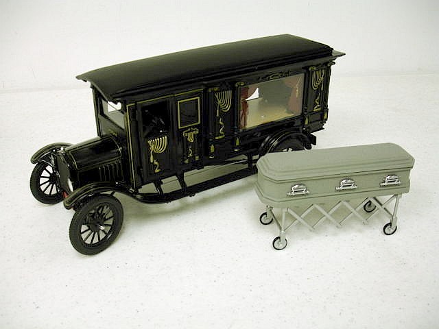 Модель 1:18 Ford Model T Ornate Carved Hearses with casket and church truck - black