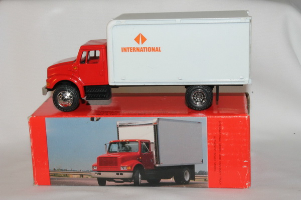 international model 4000 van body truck 1988 INT4000 Модель 1:50