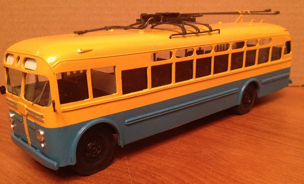 Модель 1:43 МТБ-82 троллейбус - голубой/жёлтый
