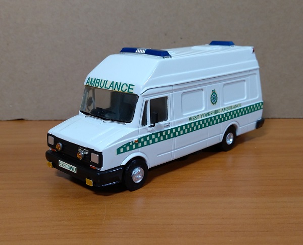 Модель 1:48 Leyland DAF Ambulance (LWB) - white/green
