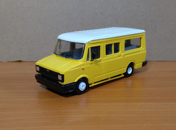 leyland sherpa 300 post bus - yellow/white RM07 Модель 1:48