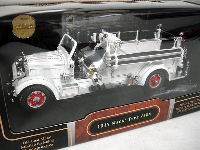 mack type 75bx fire engine southampton fire dept. - white/gold ROA20098W Модель 1:24