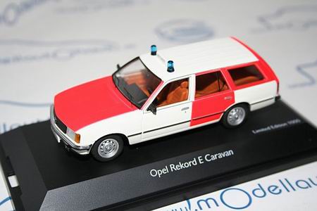 Модель 1:43 Opel Rekord E Caravan «Notarzt» (пожарная скорая помощь)