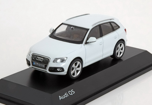 Audi Q5 - white 7560 Модель 1:43