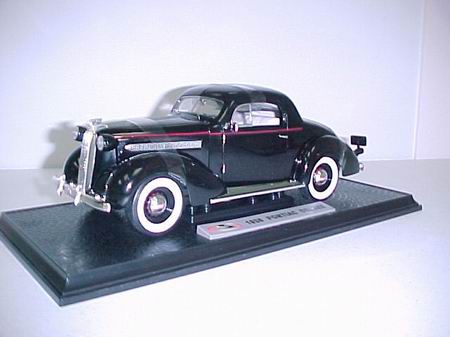 Модель 1:18 Pontiac Deluxe Six - black