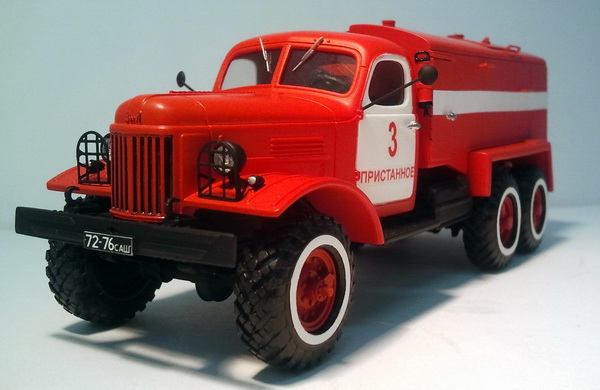 Модель 1:43 Пожарная цистерна на базе обмывочно-нейтрализационного автомобиля 8ТЗ11 (шасси ЗиЛ-157)