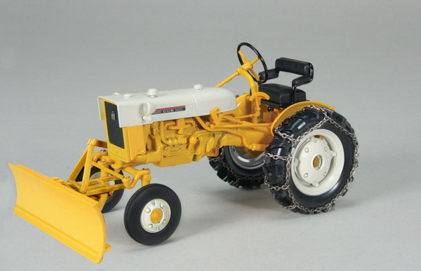 yellow internatio​nal cub tractor with blade and chains ZJD1730 Модель 1:16