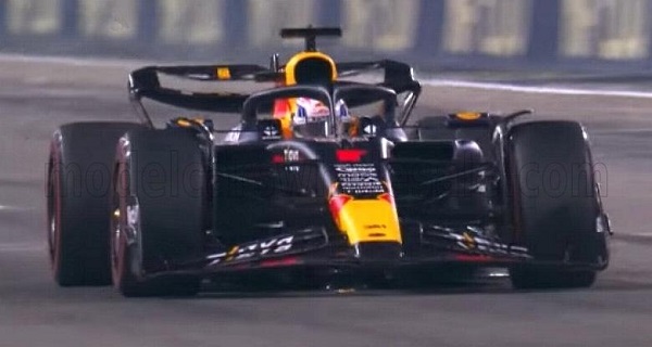 red bull rb19 team oracle red bull racing n 1 world champion 2nd sprint race qatar gp with pit board 2023 max verstappen S8919 Модель 1:43