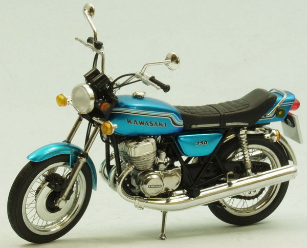 Модель 1:18 Kawasaki 750 H2 «Mach IV» (real wire wheels) - blue
