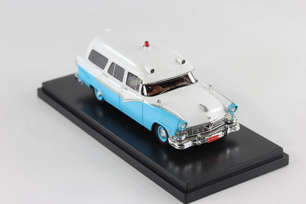 Модель 1:43 Ford Mainline V8 Ambulance - white/blue