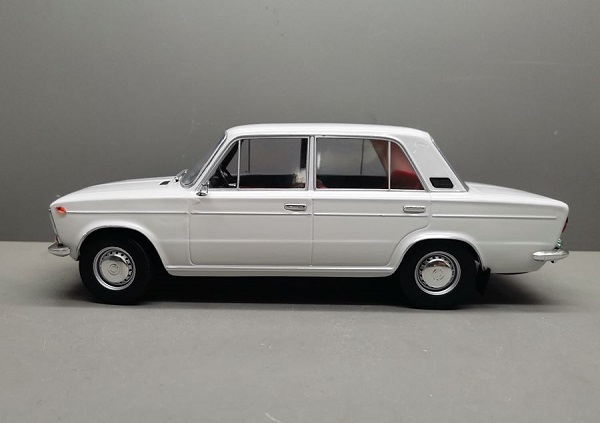 2103 - 1975 - paleo grey-white with red interior T9-1800263 Модель 1:18