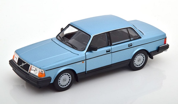 Модель 1:24 Volvo 240 GL Limousine - light blue metallic