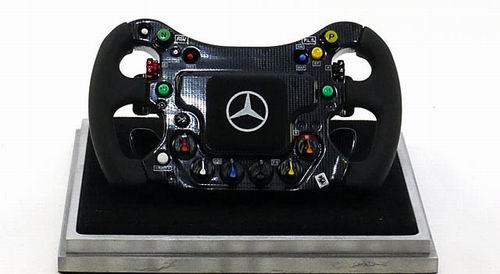 Модель 1:4 McLaren Mercedes MP4/23 Lenkrad World Champion (Lewis Hamilton - Heikki Kovalinen)