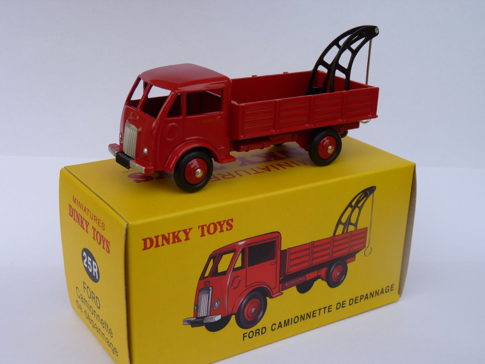 Модель 1:43 FORD Truck Wrecker Road DINKY Service - red