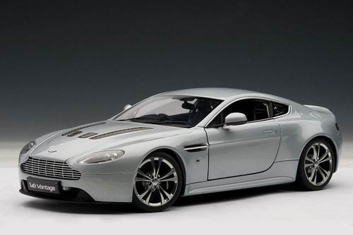 Модель 1:18 Aston Martin V12 Vantage - silver