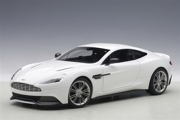 Модель 1:18 Aston Martin Vanquish 2015 (white)