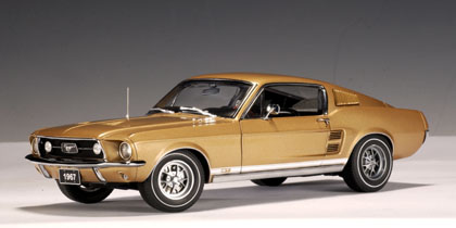 Модель 1:18 Ford Mustang GT 390 - gold