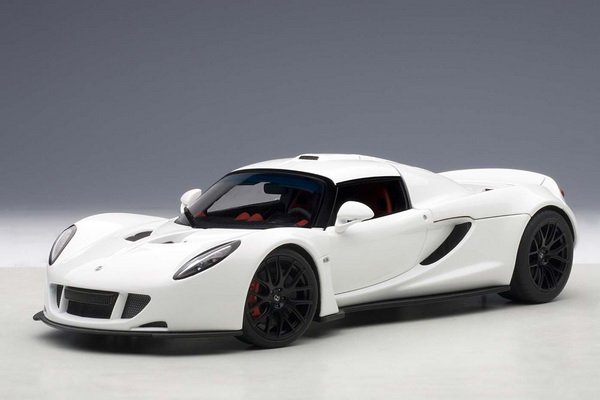 Модель 1:18 Lotus Hennessey Venom GT Spyder - white
