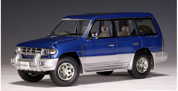 Модель 1:18 Mitsubishi Pajero (LWB) - blue/silver