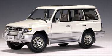 Модель 1:18 Mitsubishi Pajero (LWB) (RHD) - white