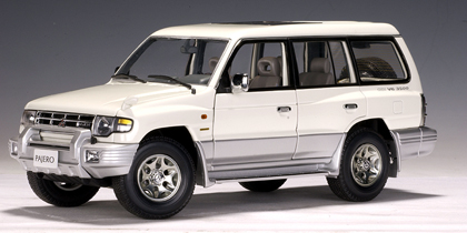 Модель 1:18 Mitsubishi Pajero (LWB) (LHD) - white/silver