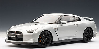 Модель 1:18 Nissan GT-R (R35) - matt black wheels/ultimate silver met