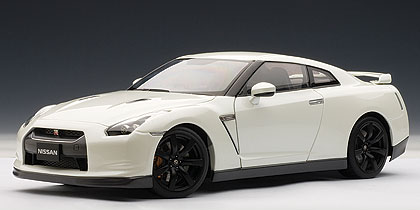 Модель 1:18 Nissan GT-R (R35) with Nissan optional matt black wheels - pearl white