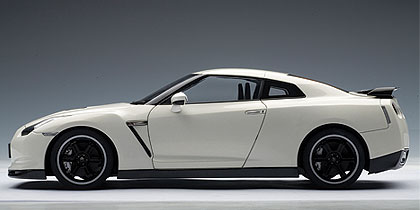 Модель 1:18 Nissan GT-R (R35) (BRILLIANT WHITE PEARL)