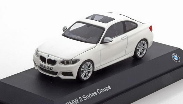 Модель 1:43 BMW 2er Coupe (F22) - alpine white