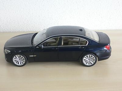 Модель 1:18 BMW 7er (F02) - dunkelblau met
