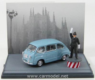 Модель 1:43 FIAT 600D Multipla + Figures Vigile Urbano Piazza Duomo Milano / light blue