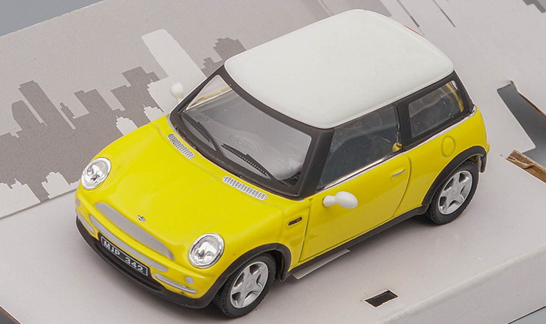 Модель 1:43 MINI Cooper - yellow/white