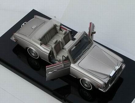 Модель 1:43 Rolls-Royce Corniche Convertible II (с открывающимися дверьми) - silver grey