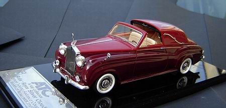 rolls-royce silver cloud i james young - two tones red 43C1067A Модель 1:43