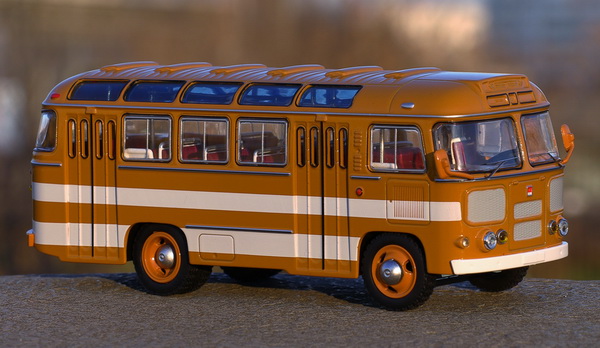 Модель 1:43 Автобус-672 (1967-1982) - охра/белый