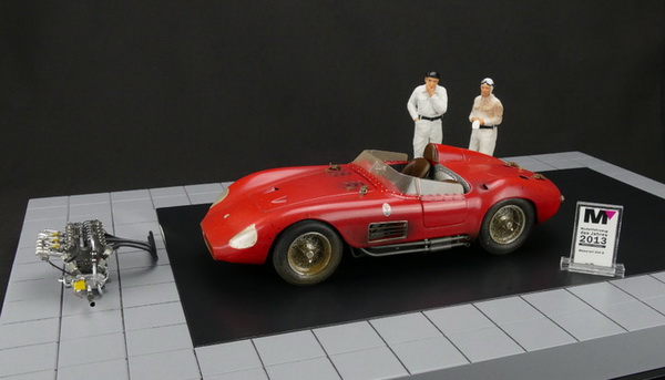 maserati 300s dirty hero ® 1955 red (including engine 2 figurines miniature award and exclusive showcase) M-172 Модель 1:18