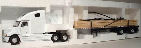 freightliner in white with a flatbed trailer 111791 Модель 1:43