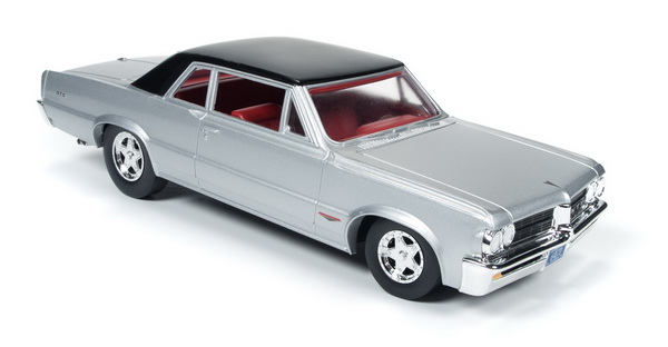 Модель 1:24 Pontiac GTO - silvermist grey/gloss black roof