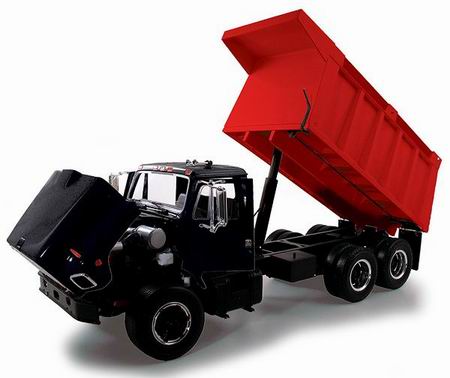 Модель 1:25 International S-Series Dump in black cab with IH red body