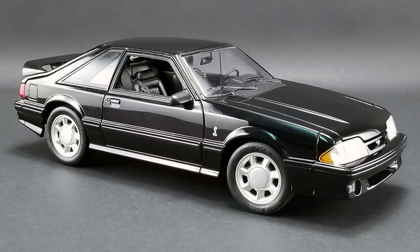 Модель 1:18 Ford Mustang Cobra - Black (Black Interior) 1993