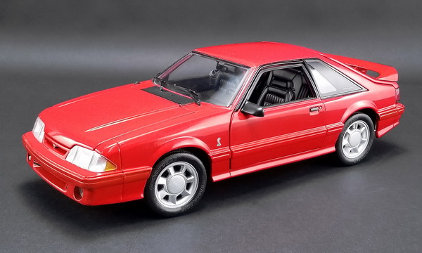 Модель 1:18 Ford Mustang Cobra - Red (Black Interior) 1993