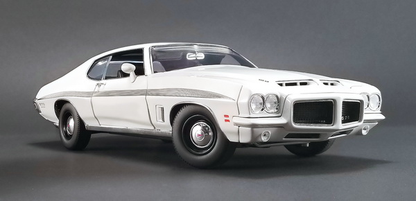 Модель 1:18 Pontiac LeMans GTO - cameo white